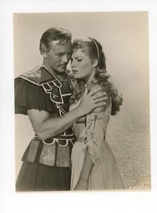 Foto publicitaria original de 1957 de la diosa del amor GL-39 Belinda Lee Jacques Sernas - Imagen 1 de 3