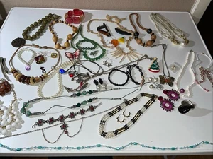 Modeschmuck Lot,über 50 Teile,Ketten, Ohrringe,Armbänder,Broschen - Bild 1 von 19