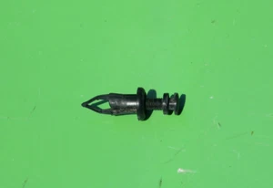 TOYOTA CELICA 90-93 FRONT BUMPER LOWER RETAINER CLIP 90467-09096 OEM SUPRA MR2 - Picture 1 of 6