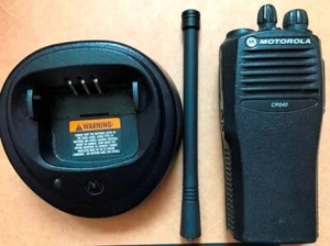 MOTOROLA CP040 VHF 146 -174 MHz 5W 4 CHANNELS TWO WAY RADIO , desk charger - Zdjęcie 1 z 2