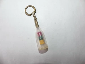 PORTE CLÉ PLASTIQUE PGF BOUTEILLE AVEC JEU 3 DES  421 - Imagen 1 de 1