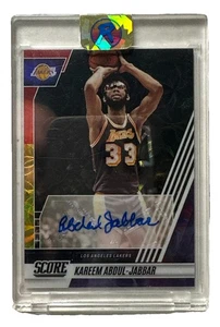 2022-23 Chronicles Score Kareem Abdul-Jabbar/5 Asia rojo y dorado firma automática - Imagen 1 de 2