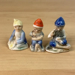Vintage Wade Ireland 3 folletti gnomi miniatura giardino piatto pixie statuine - Foto 1 di 8