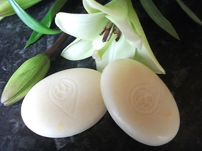 HANDMADE SOLID HAIR CONDITIONER WITH SHEA BUTTER, BAOBAB OIL,OAT SILK+VITAMINS - Image 1 of 4