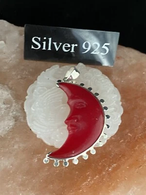 Colgante de luna de resina plateada y roja y cadena de plata fina Foto 1 de 4