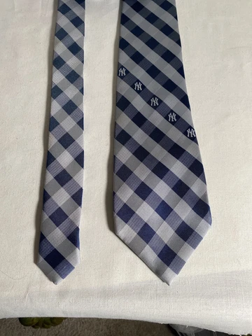 New York Yankees MLB Silk Striped Men's Necktie -Brand New in Original Packaging Cover