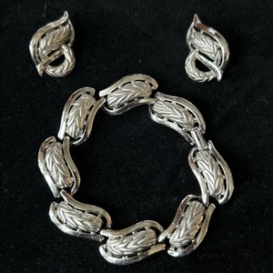 Juego de Pendientes Clip Pulsera Crown TRIFARI Pulido y Mate Texturado Tono Plata - Imagen 1 de 15