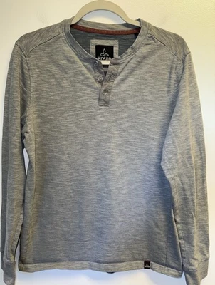 Camisa Prana Para Hombre Pequeña Gris Henley Botones Manga Larga Elastizada Exterior Foto 1 de 4