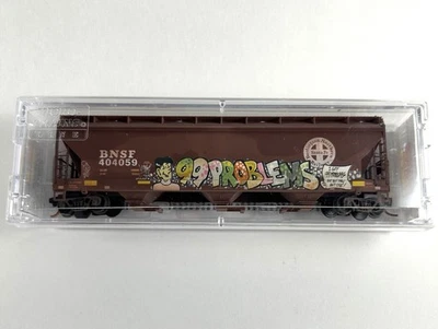 MTL BNSF Covered 3-Bay Hopper 404059 "99 Problems" Factory Weathered/Graffiti - Image 1 of 3