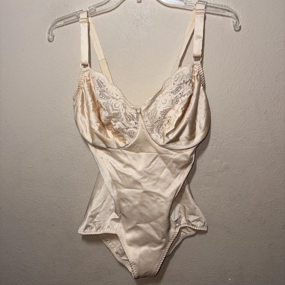 Y2K 复古 Olga 内衣紧身衣裤 36DD 米色花边钢圈 Glam 复古塑身衣 — 第 1/4 张图片