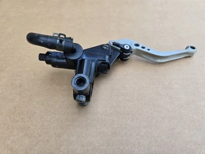 главный цилиндр переднего тормоза triumph speed triple 955i, t2025440 - Изображение 1 из 4