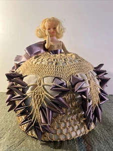 Puppe: Schöne gehäkelte Puppe im viktorianischen Stil mit blonden Haaren im beigen Kleid - Bild 1 von 12