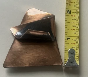 Broche prendedor modernista artesanal plegado macizo cobre MCM mediados de siglo - Imagen 1 de 5