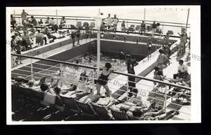LS4386 - Passagiere auf einem Kreuzfahrtschiff Schwimmbad um 1950 - Plainback Postkarte - Bild 1 von 1
