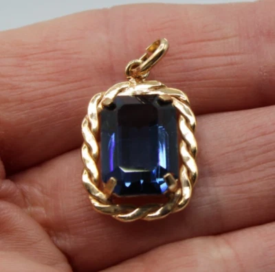 Ancien Pendentif en Plaqué Or Jaune Orné d'un Verre Taillé Bleu Paon - Photo 1/4