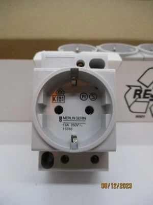 Merlin Gerin multi9, socket PC 2P + ⏚ DIN 10/16A 250 ~, Art. No.: 15310 - Image 1 of 3
