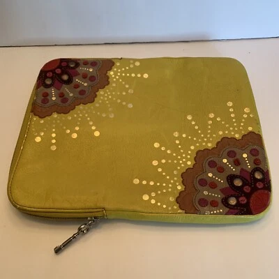 Funda para tablet iPad FOSSIL Tech Chartreuse con flores aplicadas granate púrpura Foto 1 de 4