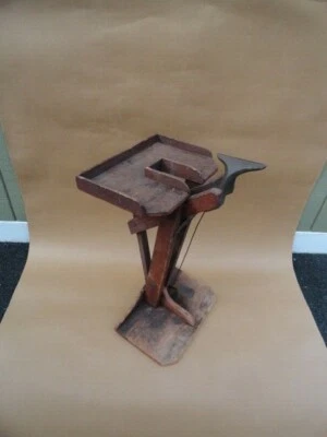 Tornillo de trabajo de cuero antiguo arnés de silla de montar zapatero temprano con pintura roja antigua Foto 1 de 4