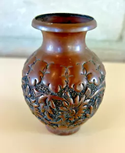 EXQUISITE PERSISCHE KUPFER MINI VASE graviert & geprägte Blumen Vögel 3-3/4" hoch - Bild 1 von 5