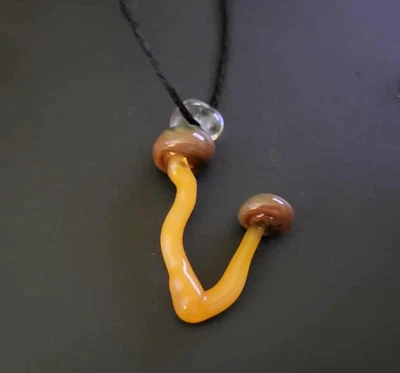 Ожерелье с подвеской в виде стеклянных грибов ручной работы на конопляном шнуре - Изображение 1 из 4