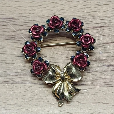 复古雅芳玫瑰花圈胸针红色和金色 — 第 1/4 张图片