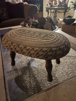 Примитивный плетеный ковер для фермерского дома коттеджа оттоманка табуретка для ног деревянные винтовые ножки - Изображение 1 из 4