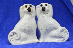 Zwei antike Staffordshire Hundefiguren, Kaminhunde mit Glasaugen. - Bild 1 von 10