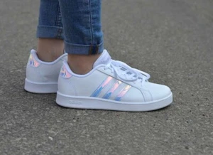 ✅ Autentiche Scarpe da Ginnastica Adidas Grand Court Junior Bianche e Iridescenti Taglia UK 3 4 5 - Foto 1 di 17