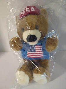 SELTEN Vintage Patriotische Flagge Bär Puppe Amerika Kappe Shirt. Noch aus Kunststoff - Bild 1 von 2