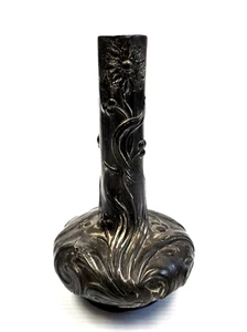 Vaso in peltro 6" rilievo floreale stile Kayserzinn Art Nouveau Bud marchio produttore sconosciuto - Foto 1 di 10
