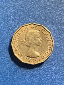 UNITED KINGDOM. 1957 THREE PENCE COIN -:- IN VERY NICE CIRCULATED CONDITION. - Picture 1 of 2