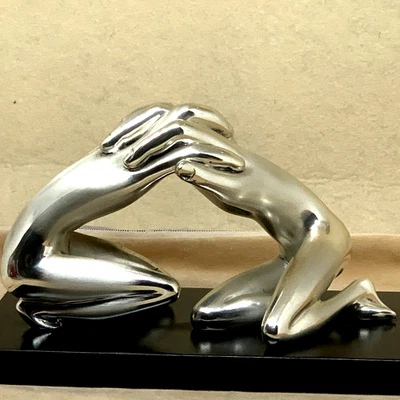 SCULTURA OTTAVIANI  ABBRACCIO,  FUSIONE LAMINA ARGENTO "MAGNITUDO ARTIS" - Immagine 1 di 4