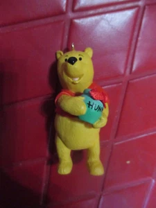 Hallmark NAVIDAD Vintage WINNIE THE POOH con ORNAMENTO DE ÁRBOL HUNNY POT - Años 90 - Imagen 1 de 3