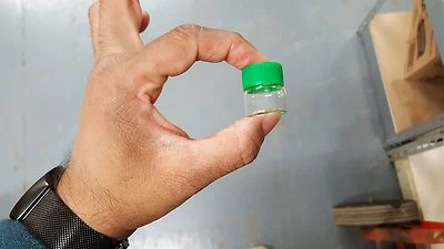 24X Pequeños Pequeños VIAJES Almacenamiento Botellas Transparentes Vidrio Mini Tarro 1" Frascos 23x25 VERDE Foto 1 de 4