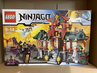 LEGO Ninjago Battle for Ninjago City 70728 Nueva Caja Sellada Arrugada Ver Imagen Foto 1 de 4