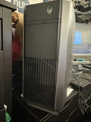 Alienware Aurora R7 -Intel Core i7 - 16GB RAM - NVIDIA GeForce GTX 1080 - 2TB HD - Image 1 of 3