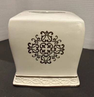 Cubierta de caja de pañuelos cuadrada Bed Bath & Beyond marfil con marrón sin astillas/grietas Foto 1 de 3