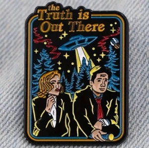 Akte X Die Wahrheit ist da draußen Mulder Scully Emaille Hut Rucksack Anstecknadel - Neu - Bild 1 von 3