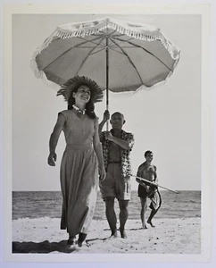 Fotografía de Pablo Picasso y Francoise Gilot por Robert Capa Golfe-Juan Francia - Imagen 1 de 3