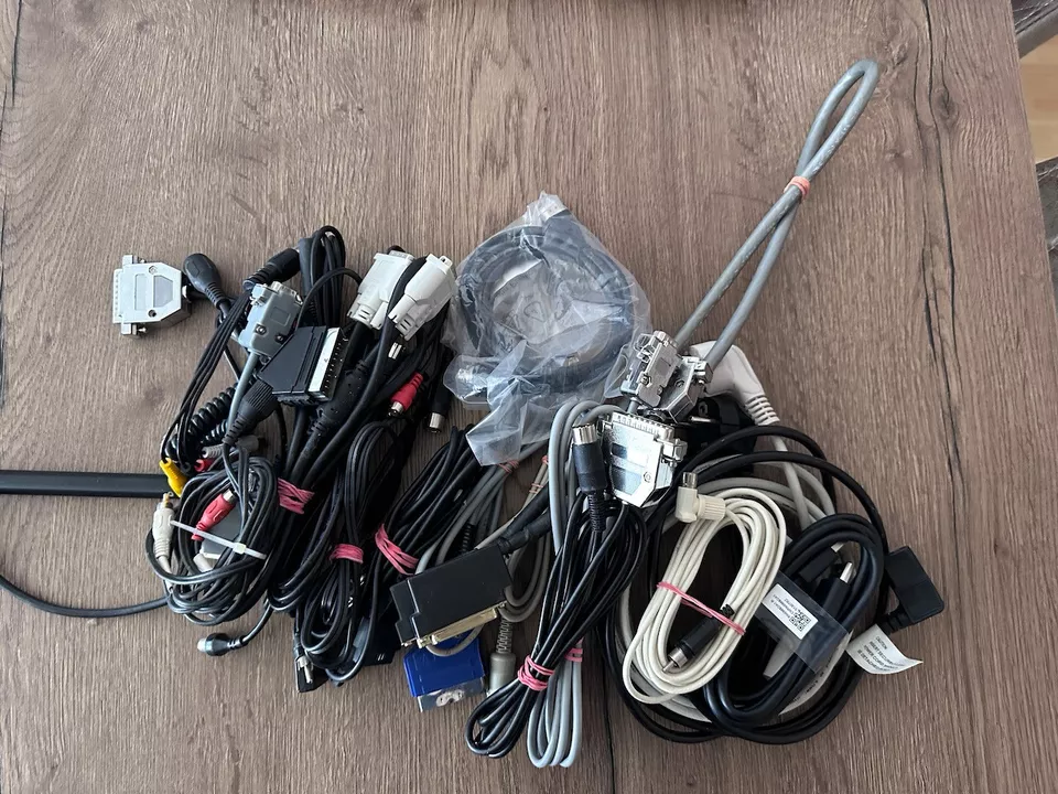 Commodore AMIGA, PC Konvolut Kabel ca.20-25 Kabel , gebraucht - Bild 1 von 4