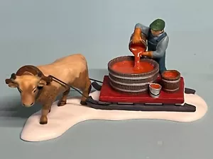 DEPT 56 NEU ENGLAND VILLAGE - KLOPFEN DER AHORNBÄUME 56599 EINFIGURIGER OX/SCHLITTEN NEU - Bild 1 von 2