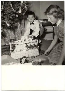 Jeune garçon fille dînette poupée Noël sapin photo ancienne an. 1950 60 - Picture 1 of 1