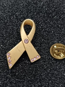 Pin's Pins Pin Enamel 40 Métal Doré Lutte Contre Le Cancer Ruban "AVON"  - Picture 1 of 2