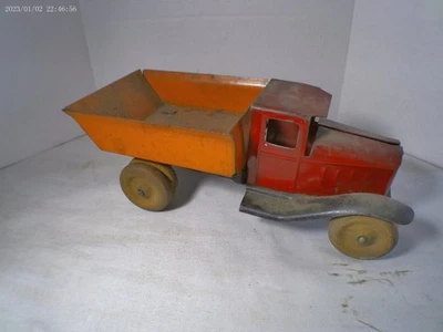 Camión de volteo de juguete de acero prensado años 30 - Elevadores de plataforma trasera - Ruedas de madera Foto 1 de 3