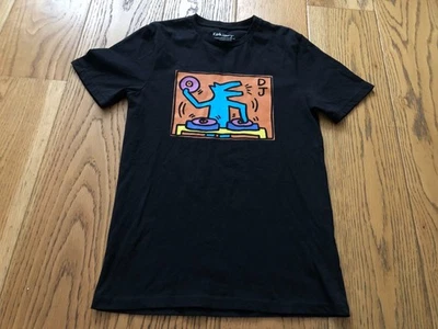 Camiseta masculina de manga curta KEITH HARING DJ DOG NEXT PEQUENA ALGODÃO PRETA - Imagem 1 de 4