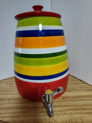 Dispensador de bebidas Pier 1 Summer Stripes Ironstone con tapa 11" de alto Foto 1 de 4