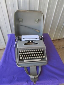 Remington Travel-Riter Deluxe Typewriter with Case PARTS or REPAIR Vintage - Picture 1 of 15