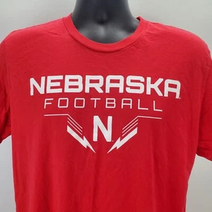 Canvas Herren Large Nebraska Huskers Fußball T-Shirt rot Tag für Tag bekommen wir Bette - Bild 1 von 10