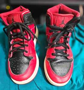 Scarpe Nike Air Jordan 1 Mid giovanili taglia 5Y nere rosse sneakers DQ8423-060 - Foto 1 di 7