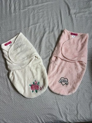 Juego de dos mantas envolventes Betsey Johnson polar bebé niña 0-3M Foto 1 de 4